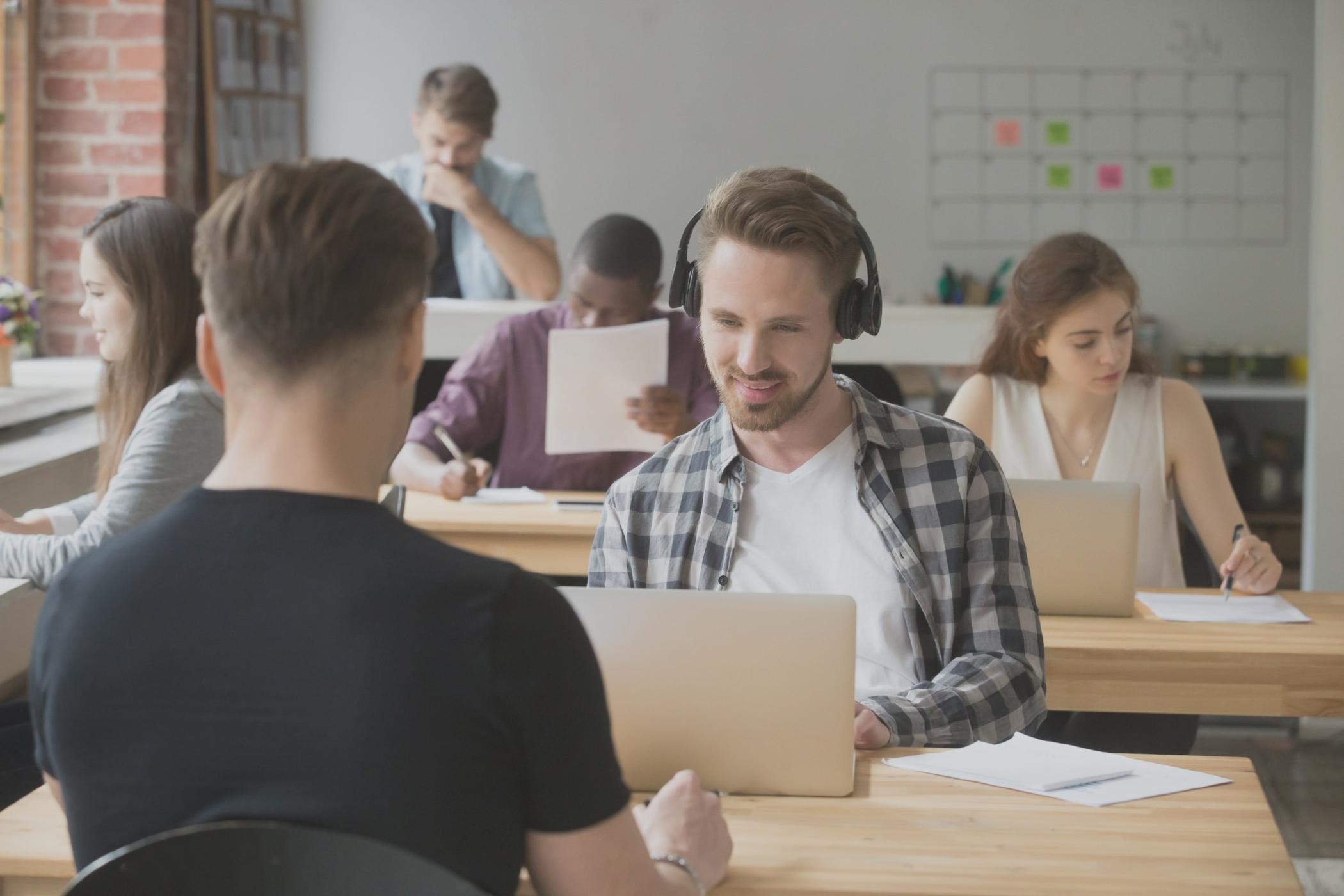 Σύγχρονος χώρος εκπαίδευσης με εξοπλισμό τεχνολογίας