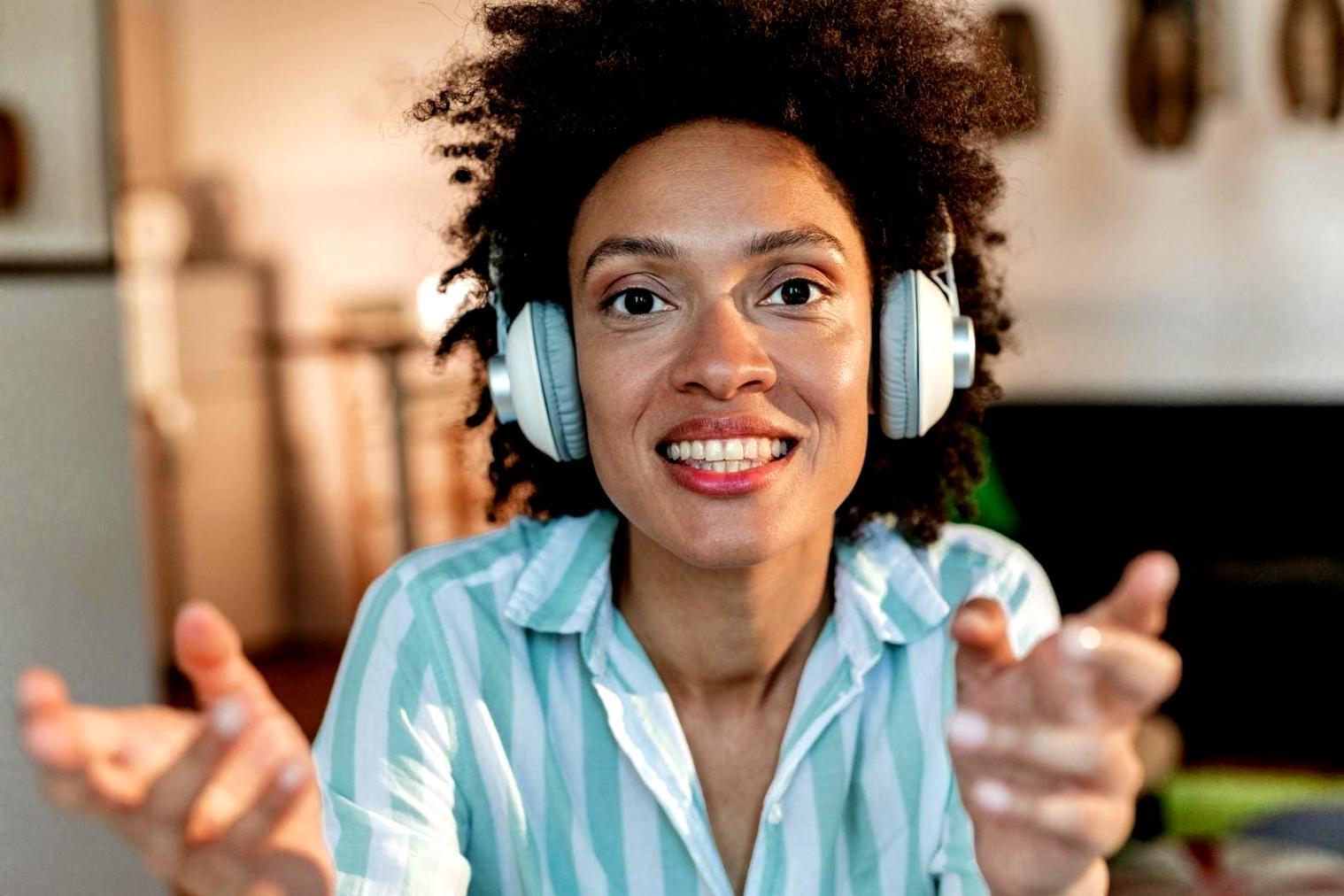 Χώρος εργασίας με υπολογιστή και οθόνες χρηματοοικονομικών δεδομένων