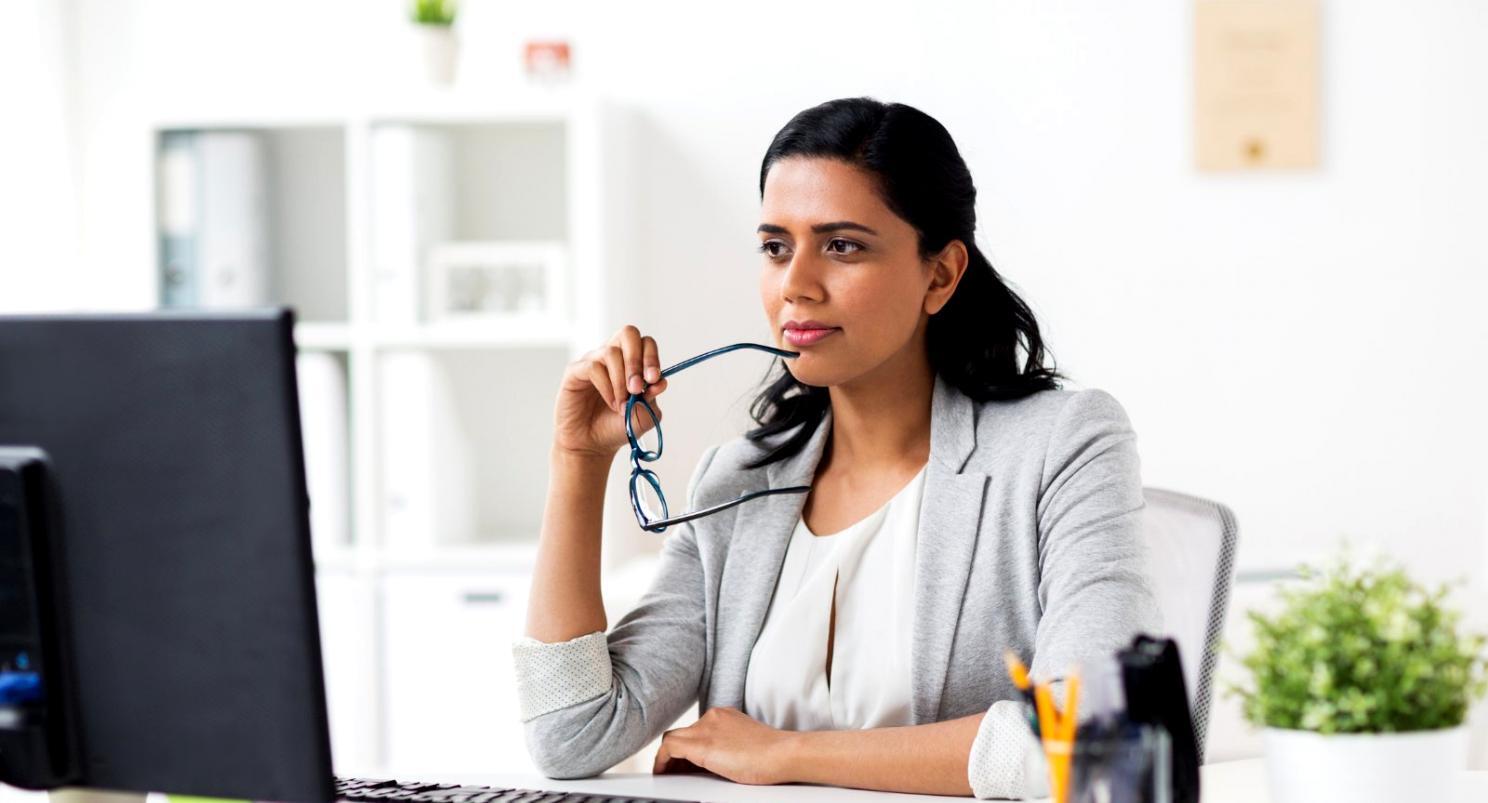 Επαγγελματίες σε σεμινάριο fintech με διαδραστική συζήτηση